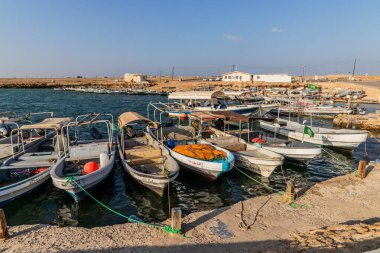 FARASAN, SAUDI ARABIA - 22 Kasım 2021: Farasan adasındaki balıkçılık limanı, Suudi Arabistan