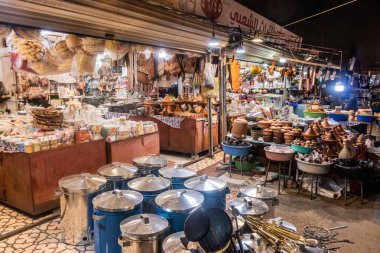 ABHA, SAUDI ARABIA - 19 Kasım 2021: Abha, Suudi Arabistan 'daki Thulathaa Geleneksel Pazarı' nda Oyalanıyor