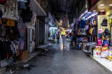 RIYADH, SAUDI ARABIA - 30 Kasım 2021: Riyad, Suudi Arabistan 'ın Almarqab mahallesindeki karanlık sokak