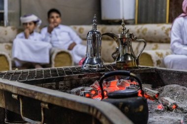 Necran, Suudi Arabistan 'da arka planda Yam kabilesi üyeleriyle kahve ısıtıcıları