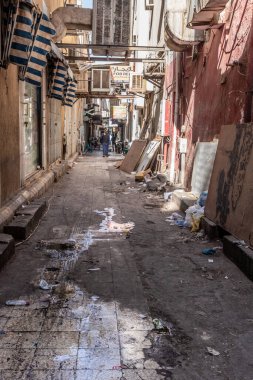 RIYADH, SAUDI ARABIA - 30 Kasım 2021: Riyad, Suudi Arabistan 'ın Almarqab mahallesindeki dar bir sokak