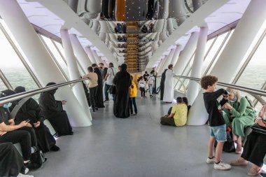 RIYADH, SAUDI ARABIA - 1 Aralık 2021: Riyad, Suudi Arabistan 'daki Krallık Merkezi Gökyüzü Köprüsü