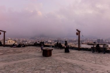 ABHA, SAUDI ARABIA - 19 Kasım 2021: Suudi Arabistan 'ın Abha kentindeki Shamsan Şatosu' ndaki insanlar