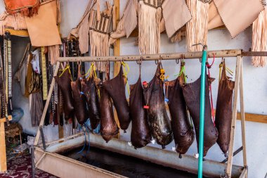 Suudi Arabistan, Najran 'da bir pazarda satılık Waterskins.