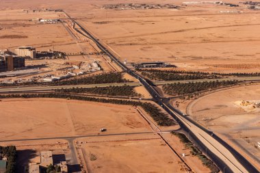 Riyad, Suudi Arabistan yakınlarındaki havaalanı yolunda bir kavşağın havadan görüntüsü