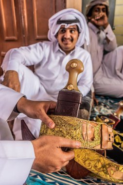 NAJRAN, SAUDI ARABIA - 27 Kasım 2021: Najran, Suudi Arabistan 'da bir pazarda satılık jambiya hançeri