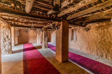FARASAN, SAUDI ARABIA - 22 Kasım 2021: Suudi Arabistan 'ın Farasan adasındaki El Kassar miras köyündeki cami
