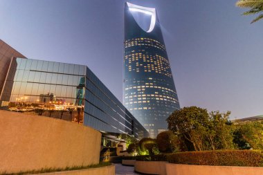 RIYADH, SAUDI ARABIA - 30 Kasım 2021: Riyad, Suudi Arabistan 'daki Krallık Merkezi binasının görüntüsü