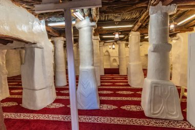 DHAHRAN AL JANUB, SAUDI ARABIA - 25 Kasım 2021: Dhahran al Janub, Suudi Arabistan 'daki eski bir caminin namaz salonu