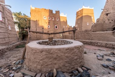 Dhahran al Janub, Suudi Arabistan 'daki eski kuyu ve çamur tuğlalı evler