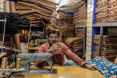 RIYADH, SAUDI ARABIA - 30 Kasım 2021: Riyad, Suudi Arabistan 'ın Almarqab semtinde bir pazarda terzi