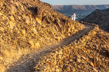 Suudi Arabistan, Najran 'daki Raoum tepesinde yol