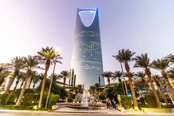 RIYADH, SAUDI ARABIA - 30 Kasım 2021: Riyad, Suudi Arabistan 'daki Krallık Merkezi binasının görüntüsü