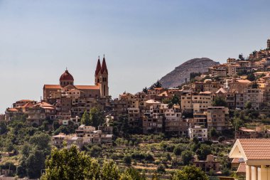 Lübnan 'ın Qadisha Vadisi' ndeki Bcharre (Bsharri) kasabası