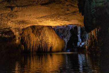 Jeita Lower Grotto 'nun Lübnan' daki Karst manzarası