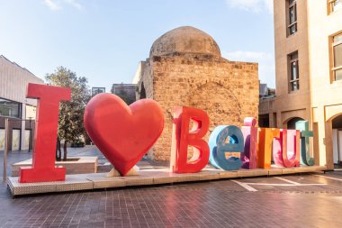 BEIRUT, LEBANON - 21 Temmuz 2022: Lübnan Beyrut 'un Beyrut Souks ticari bölgesinde Beyrut tabelasına bayılıyorum