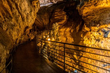 Lübnan 'daki Jeita Yukarı Grotto' nun Karst manzarası