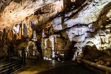 Lübnan 'daki Jeita Yukarı Grotto' nun Karst manzarası