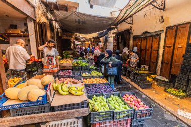 TRIPOLI, LEBANON - 26 Temmuz 2022: Trablus, Lübnan 'da bir çorbanın meyve ve sebze bölümü