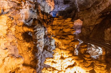 Lübnan 'daki Jeita Yukarı Grotto' nun Karst manzarası
