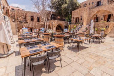 BATROUN, LEBANON - 31 Temmuz 2022: Lübnan, Batroun 'da Diaspora Meydanı' nda açık hava restoranları