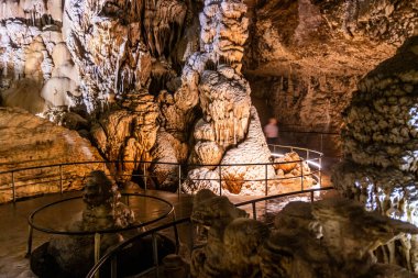 Lübnan 'daki Jeita Yukarı Grotto' nun Karst manzarası