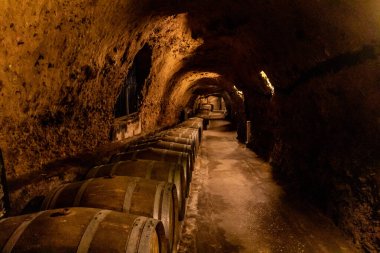 KSARA, LEBANON - 25 Temmuz 2022: Chateau Ksara şarap mahzeninin içi.