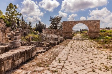 Lübnan 'ın Tyre kentindeki al-Bass arkeolojik sahasında Bizans Kemeri