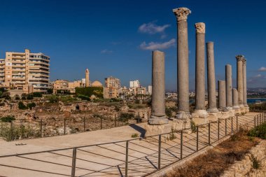 Lübnan 'ın Tyre kentindeki Al Mina arkeoloji sahasında sütunlar