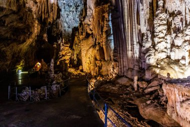 Lübnan 'daki Jeita Yukarı Grotto' nun Karst manzarası