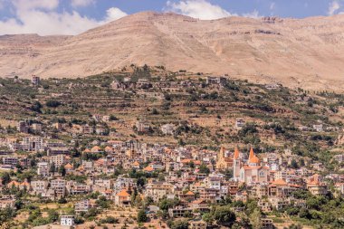 Lübnan 'ın Qadisha Vadisi' ndeki Bcharre (Bsharri) kasabası