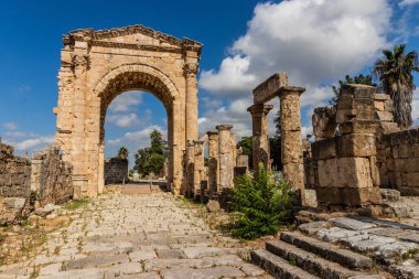 Lübnan, Tyre 'deki Al Bass arkeoloji sahasında muazzam kemer.
