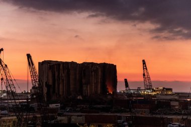 31 Temmuz 2022 'de kısmi çöküşlerinden sonra Beyrut limanındaki tahıl ambarlarının yanma görüntüsü.