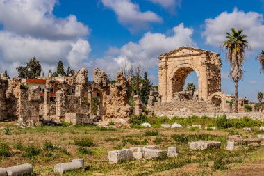 Lübnan, Tyre 'deki Al Bass arkeoloji sahasında muazzam kemer.