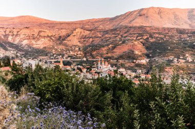 Lübnan 'ın Qadisha Vadisi' ndeki Bcharre (Bsharri) kasabasının akşam güneşi manzarası
