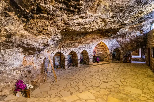 QADISHA, LEBANON - 28 Temmuz 2022: Mar Lishaa Manastırı, Qadisha Vadisi, Lübnan