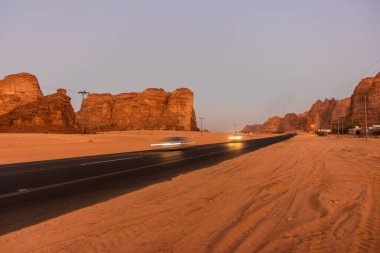 Al Ula, Suudi Arabistan yakınlarındaki bir yolun akşam manzarası