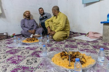 Al FARAAH, SAUDI ARABIA - 7 Kasım 2021: Bangladeş ve Pakistanlı erkekler Al Faraah, Suudi Arabistan yakınlarında akşam yemeği yediler