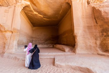 AL ULA, SAUDI ARABIA - 9 Kasım 2021: The Diwan 'da yerel turistler, Hegra' da (Mada 'in Salih) El Ula, Suudi Arabistan yakınlarındaki tesiste kaya kesim odaları