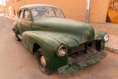 Suudi Arabistan, Ha 'il' de harap olmuş eski bir araba.