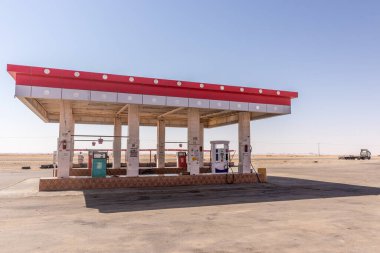 SAUDI ARABIA - 10 Kasım 2021 Suudi Arabistan çölündeki benzin istasyonu