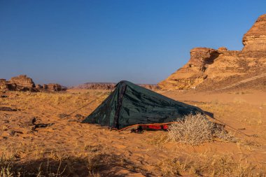 Suudi Arabistan, El Ula yakınlarındaki bir çölde çadır.