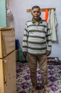 ALFARAAH, SAUDI ARABIA - 7 Kasım 2021: Bangladeşli adam Al Faraah, Suudi Arabistan yakınlarındaki kamarasında