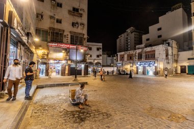 JEDDAH, SAUDI ARABIA - 15 Kasım 2021: Suudi Arabistan 'ın tarihi merkezi Al Balad' daki bir caddenin gece görüşü