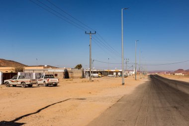 AL FARAAH, SAUDI ARABIA - 8 Kasım 2021: Suudi Arabistan 'daki Al Faraah köyünden geçen yol