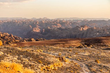 Wadi Disah 'ın Rocky manzarası, Suudi Arabistan