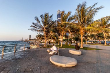 JEDDAH, SAUDI ARABIA - 16 Kasım 2021: Jeddah, Suudi Arabistan Corniche gezinti güvertesi