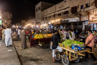 JEDDAH, SAUDI ARABIA - 15 Kasım 2021: Suudi Arabistan 'ın tarihi merkezi Al Balad' daki bir market gece görüşü