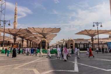 MEDINA, SAUDI ARABIA - 12 Kasım 2021: Müminler, Suudi Arabistan 'ın Medine kentindeki El-Haram bölgesinde bulunan Peygamber' in Camii 'nde namaz kılmaya gidiyorlar