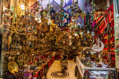 RIYADH, SAUDI ARABIA - 1 Kasım 2021: Suudi Arabistan 'ın Riyad kentindeki Souq Al Zel pazarında antika mağazası